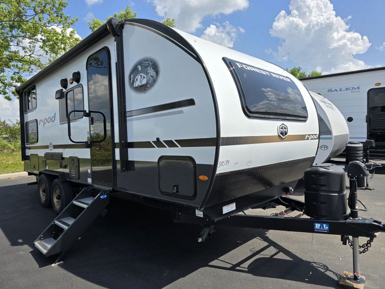 Guide to Cozy Compact Campers for Two Adventurers