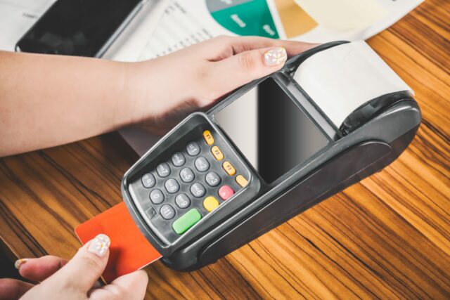 Procurando uma máquina de cartão de crédito? Veja o que comparar antes da escolha